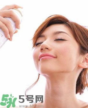 夏天臉油怎么辦？臉油怎么補妝？