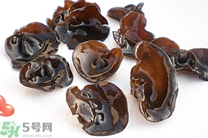 木耳能用開水泡嗎？泡木耳用熱水還是涼水好？