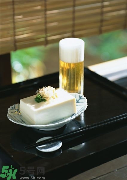 吃豆腐能喝啤酒嗎？喝酒吃豆腐能解酒嗎？