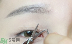 單眼皮怎么變雙眼皮了？單眼皮上面有一條線