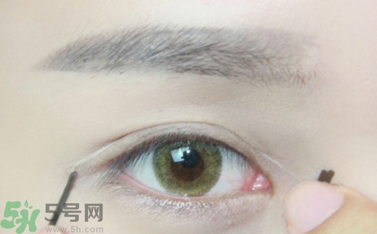 單眼皮怎么變雙眼皮了？單眼皮上面有一條線