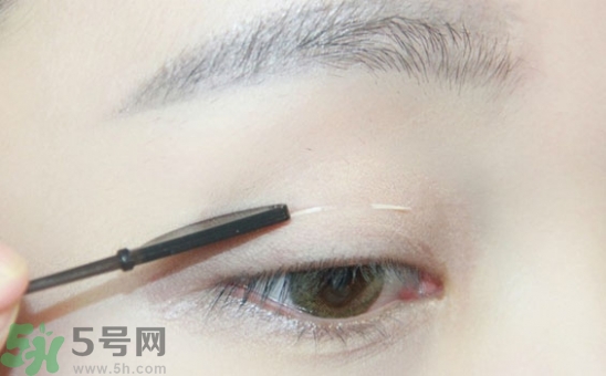 單眼皮怎么變雙眼皮了？單眼皮上面有一條線