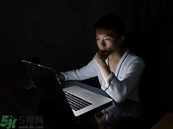 熬夜上火牙齦腫痛怎么辦？熬夜上火喉嚨痛怎么辦？