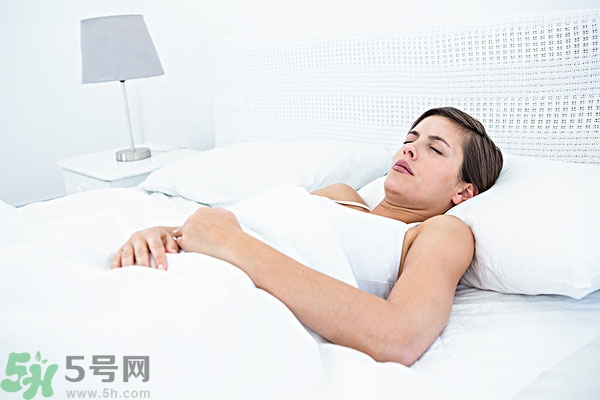 第一次來月經是黑色的正常嗎？第一次月經是黑色的是怎么回事？