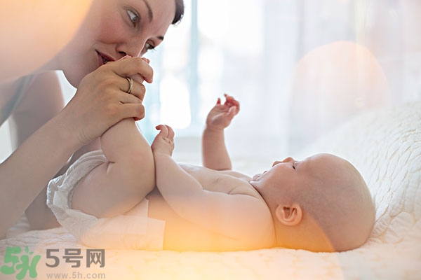 寶寶腳上起水泡怎么辦？寶寶腳底長透明水泡怎么辦？
