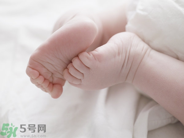 寶寶腳上起水泡怎么辦？寶寶腳底長透明水泡怎么辦？