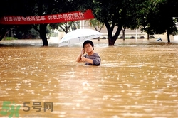 在雨水中走路容易得什么?。吭谟晁凶呗酚惺裁次：?？