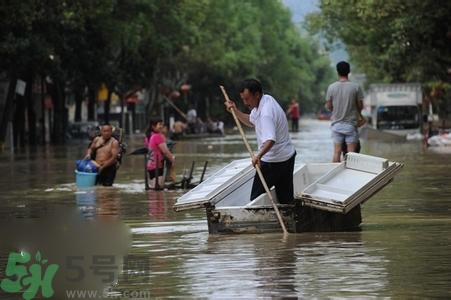 在雨水中走路容易得什么??？在雨水中走路有什么危害？