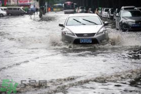 路面雨水多深車輛不宜通行？車輛在雨水中行駛要注意什么？