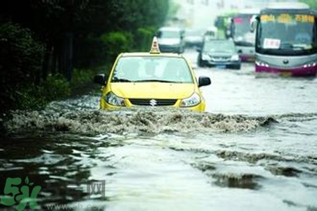 路面雨水多深車(chē)輛不宜通行？車(chē)輛在雨水中行駛要注意什么？