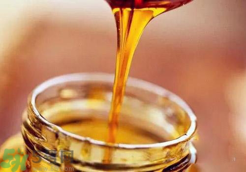 蜂蜜放在冰箱里結(jié)白晶是怎么回事？蜂蜜放在冰箱里結(jié)白晶可以吃嗎？