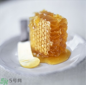 蜂蜜放久了有酒味是怎么回事？蜂蜜有酒味還能喝嗎？