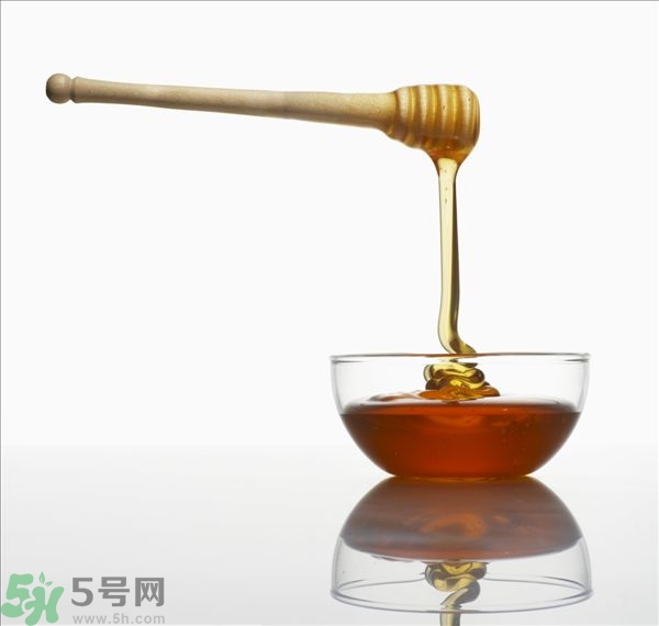 蜂蜜放久了有酒味是怎么回事？蜂蜜有酒味還能喝嗎？