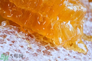蜂蜜放久了有酒味是怎么回事？蜂蜜有酒味還能喝嗎？