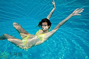 浮潛要穿泳衣嗎？浮潛要穿什么衣服？