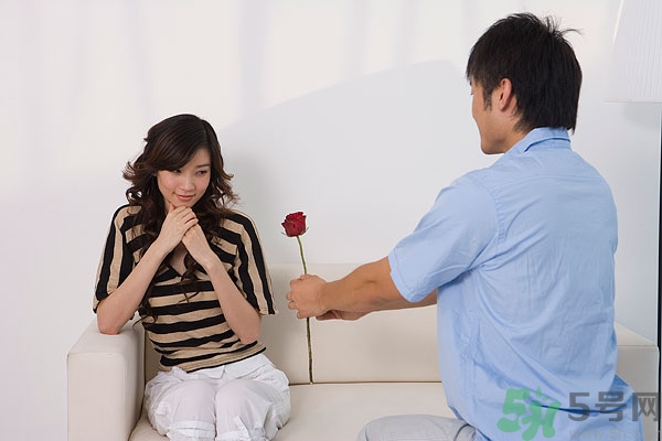 為什么看到男生會(huì)臉紅？看到男生會(huì)臉紅怎么辦？