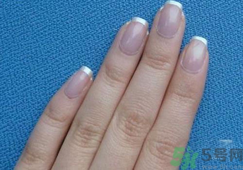 指甲發(fā)紫是什么原因？指甲發(fā)紫是怎么回事？
