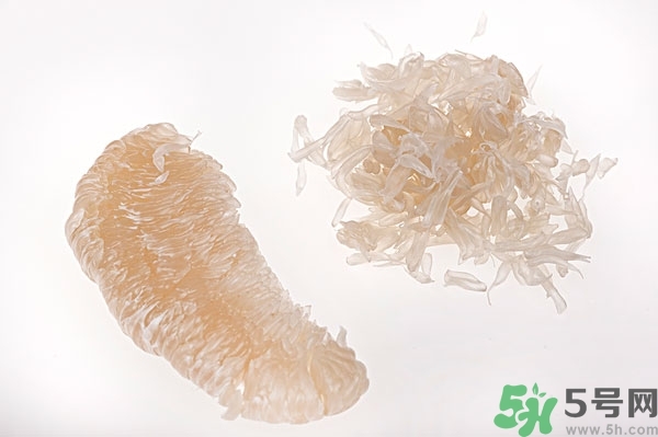 柚子的瓤是紅色正常嗎？柚子里面是紅色的能吃嗎？