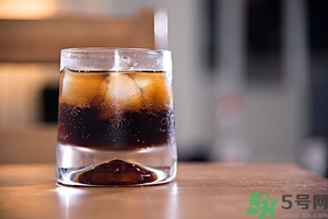 可樂(lè)第二天還可以喝嗎？隔夜的碳酸飲料可以喝嗎？