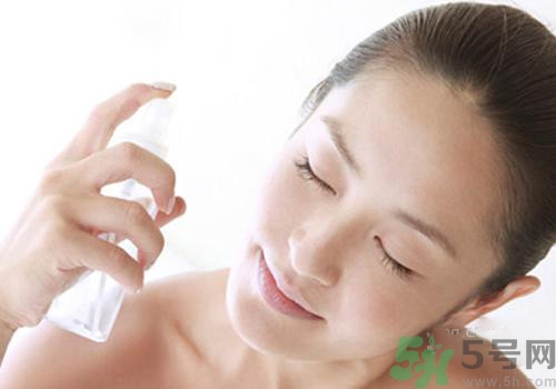 保濕噴霧可以當爽膚水嗎？保濕噴霧和爽膚水有什么區(qū)別？
