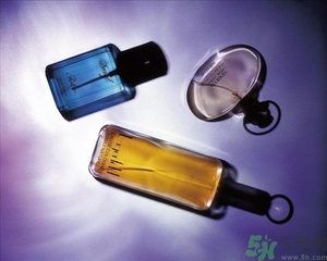 香水是噴在衣服上還是身體上？噴香水的正確位置