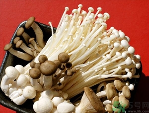 金針菇發(fā)霉了能吃嗎？金針菇長(zhǎng)白毛還能吃嗎？