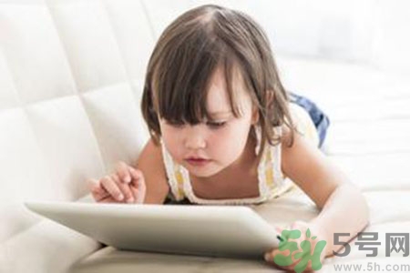 5歲男孩突然大叫頭疼 小孩玩平板電腦的危害有哪些？