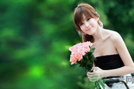 女人為什么一個胸大一個胸??？女人的兩個胸為什么不一般大？