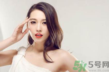 女人為什么一個胸大一個胸?。颗说膬蓚€胸為什么不一般大？