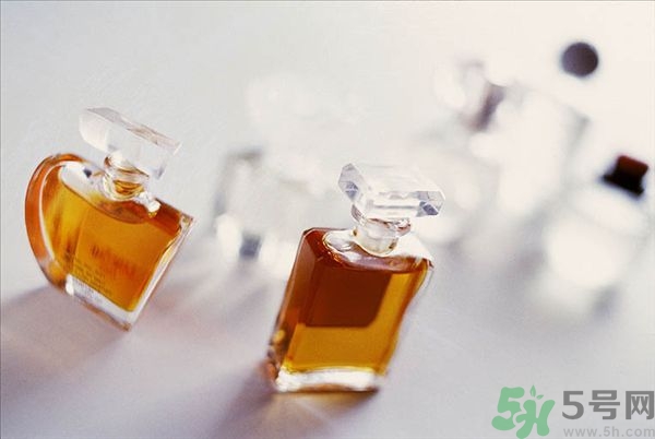 香水噴到臉上去了怎么辦？怎么噴香水才是正確的？