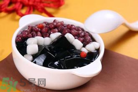 仙草是龜苓膏嗎？仙草和龜苓膏的區(qū)別？