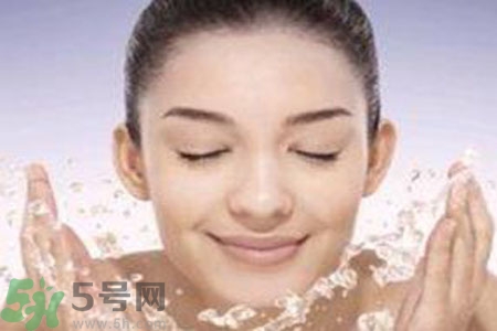 夏季臉上出油怎么回事？夏季臉上出油怎么辦？