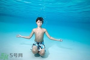 吃完晚飯可以立即游泳嗎？吃完飯游泳對(duì)身體好嗎？