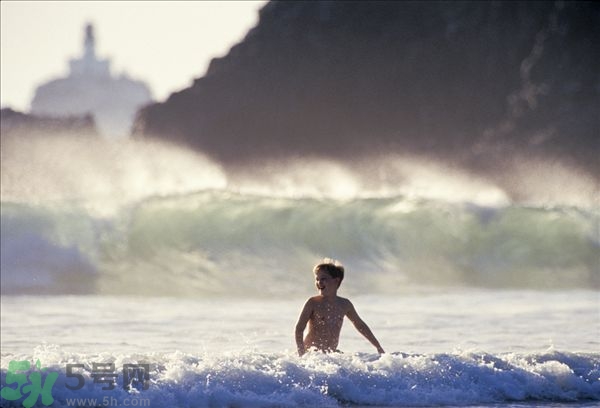游泳不帶泳鏡可以嗎？在水下可以睜開眼睛嗎？
