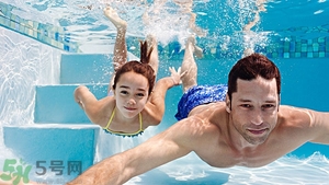 游泳不帶泳鏡可以嗎？在水下可以睜開眼睛嗎？