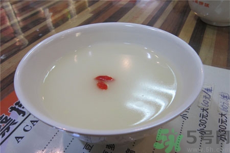 嬰兒能喝米湯加牛奶嗎？嬰兒喝米湯有什么好處？