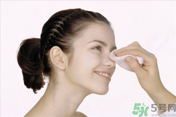 用卸妝水洗臉后還需用洗面奶嗎？卸妝水洗臉后可以不用洗面奶嗎？