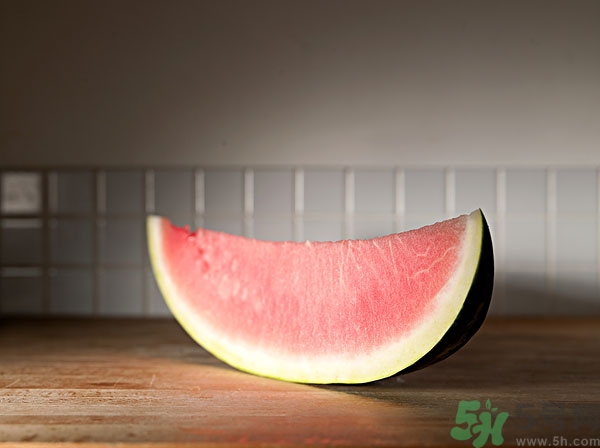 西瓜沒(méi)熟透可以吃嗎？西瓜不好吃怎么做好吃？
