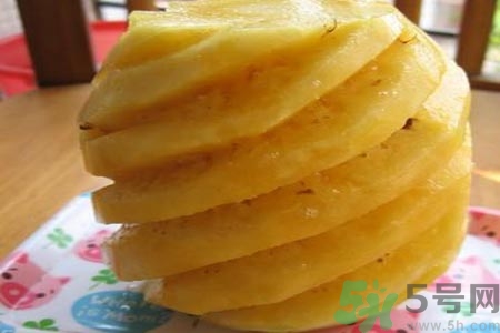 菠蘿為什么要用鹽水泡？吃菠蘿用不用泡鹽水？
