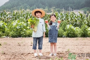 8歲男孩標準身高體重是多少？8歲女生標準身高體重是多少？