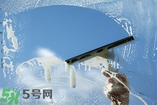 擦玻璃小竅門方法是什么？擦玻璃的小竅門有哪些？