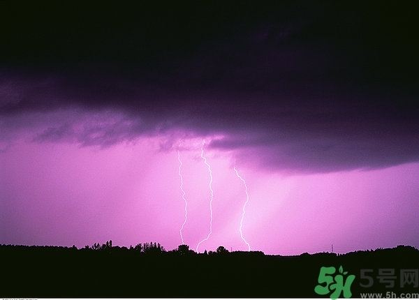 打雷可以撐傘嗎？打雷可以玩筆記本電腦嗎？