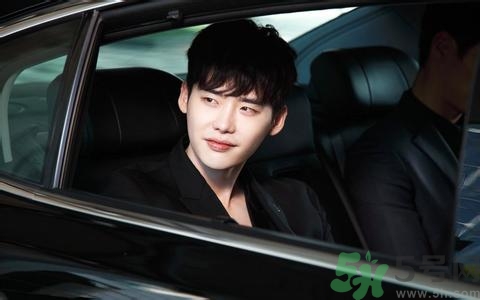 李鐘碩開的什么車？姜哲開的什么車？