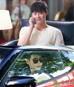 李鐘碩開的什么車？姜哲開的什么車？