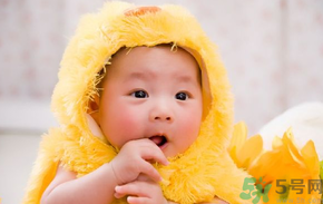 寶寶特別喜歡含著手指睡覺怎么辦？怎樣糾正寶寶含著手指睡覺的習(xí)慣？