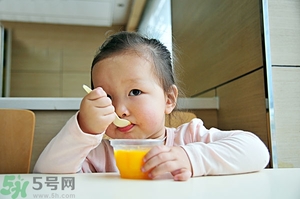 寶寶咳嗽能吃果凍嗎？寶寶多大可以吃果凍？
