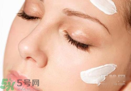 cc霜和粉底液的區(qū)別 cc霜和粉底液哪個(gè)先用？