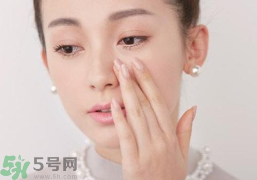 cc霜和粉底液的區(qū)別 cc霜和粉底液哪個(gè)先用？
