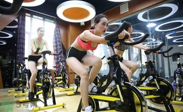 女生可以練腹肌嗎？女生怎么練腹?。?></p><h4>2、抬腿上卷腹法</h4><p>這個(gè)方法也需要一個(gè)瑜伽墊，它主要鍛煉的是上腹部的肌肉。先躺在瑜伽墊上，然后將雙腿抬起向上舉起，雙手也伸直向上，當(dāng)背部向前卷曲的時(shí)候，讓雙手和雙腳相觸，就完成了這個(gè)動(dòng)作，這組動(dòng)作反復(fù)進(jìn)行就可以了，雙手不一定要碰到腳背，對(duì)于肢體較僵硬的人來(lái)說(shuō)，雙手和雙腳能碰到就很不容易了。</p><h4>3、轉(zhuǎn)體卷腹練法</h4><p>轉(zhuǎn)體卷腹，顧名思義，就是左右交替進(jìn)行卷腹的動(dòng)作，這樣的鍛煉方式主要是使腹斜肌能得到鍛煉。首先平躺下來(lái)，然后將雙腿屈膝，雙手放在耳朵兩側(cè)；然后用上半身的力量開(kāi)始進(jìn)行卷腹動(dòng)作，并且左手手肘要碰到右膝，右手要碰到左膝，左右交替進(jìn)行，并重復(fù)做幾組。</p><p style=