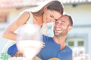女生喜歡成熟的男生嗎？女生喜歡成熟穩(wěn)重的類型嗎？